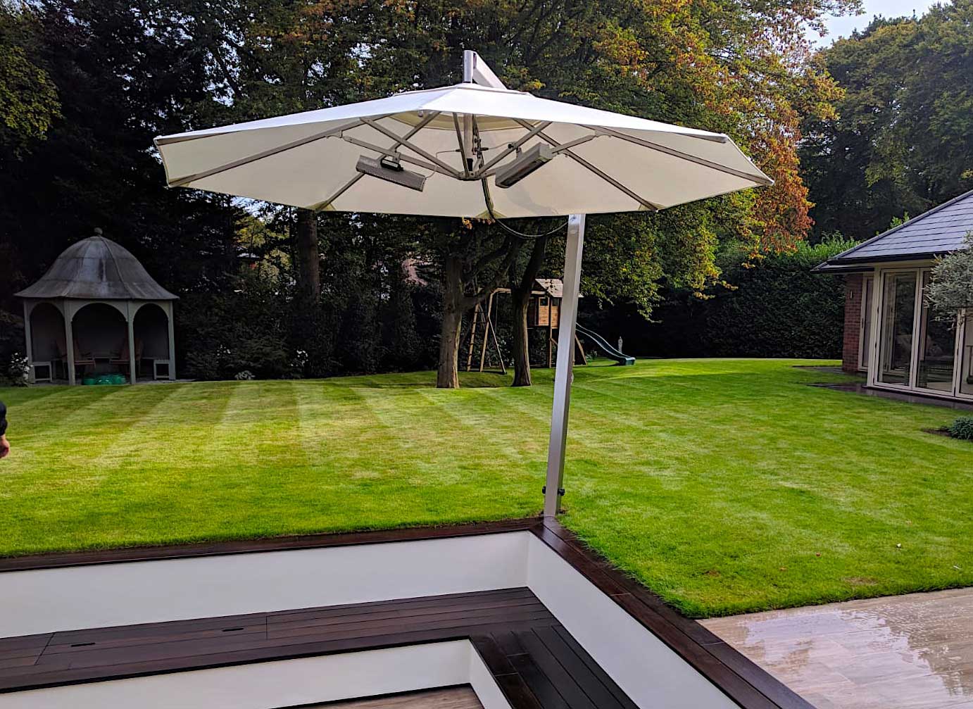 Aztec-Cantilever Round Cantilever in domestic garden setting with heating and lighting